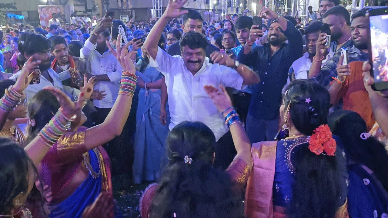 Thalasani Srinivas Yadav | స‌ద్దుల బ‌తుక‌మ్మ‌లో స్టెప్పుల‌తో అద‌ర‌గొట్టిన‌ త‌ల‌సాని శ్రీనివాస్ యాద‌వ్‌
