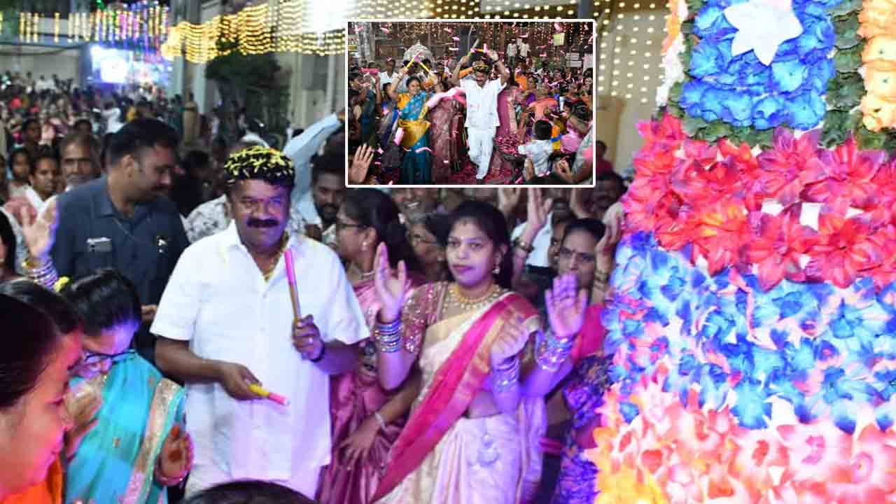 Batukamma | మెట్ల బావి వద్ద బతుకమ్మ సందడి.. మహిళలతో కలిసి కోలాటం ఆడిన ఎమ్మెల్యే..!