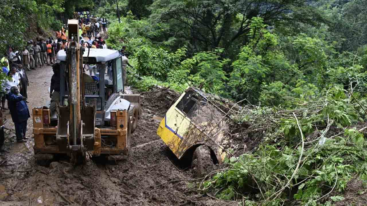 Tamil Nadu | తమిళనాడులో భారీ వర్షాలు.. పలు పర్యాటక ప్రాంతాలు మూసివేత
