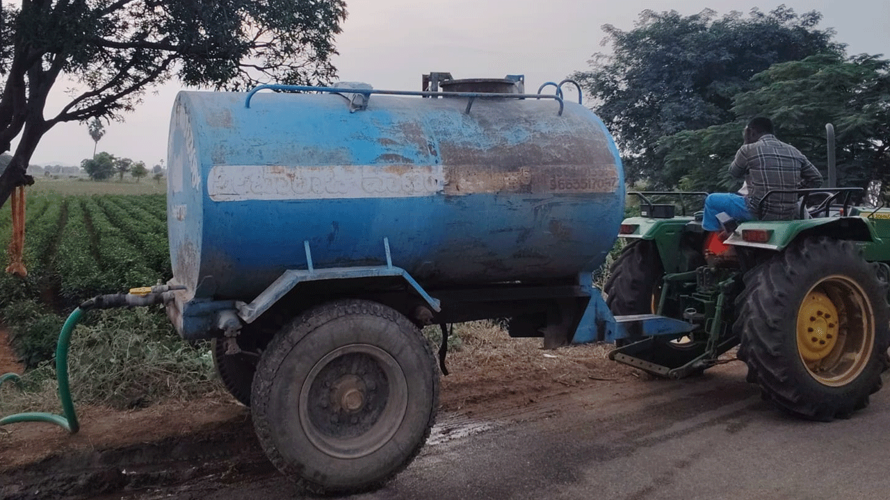 Crops | ట్యాంకర్లతో నీటి కొనుగోలు.. అయినా తీరని సాగునీటి కష్టాలు