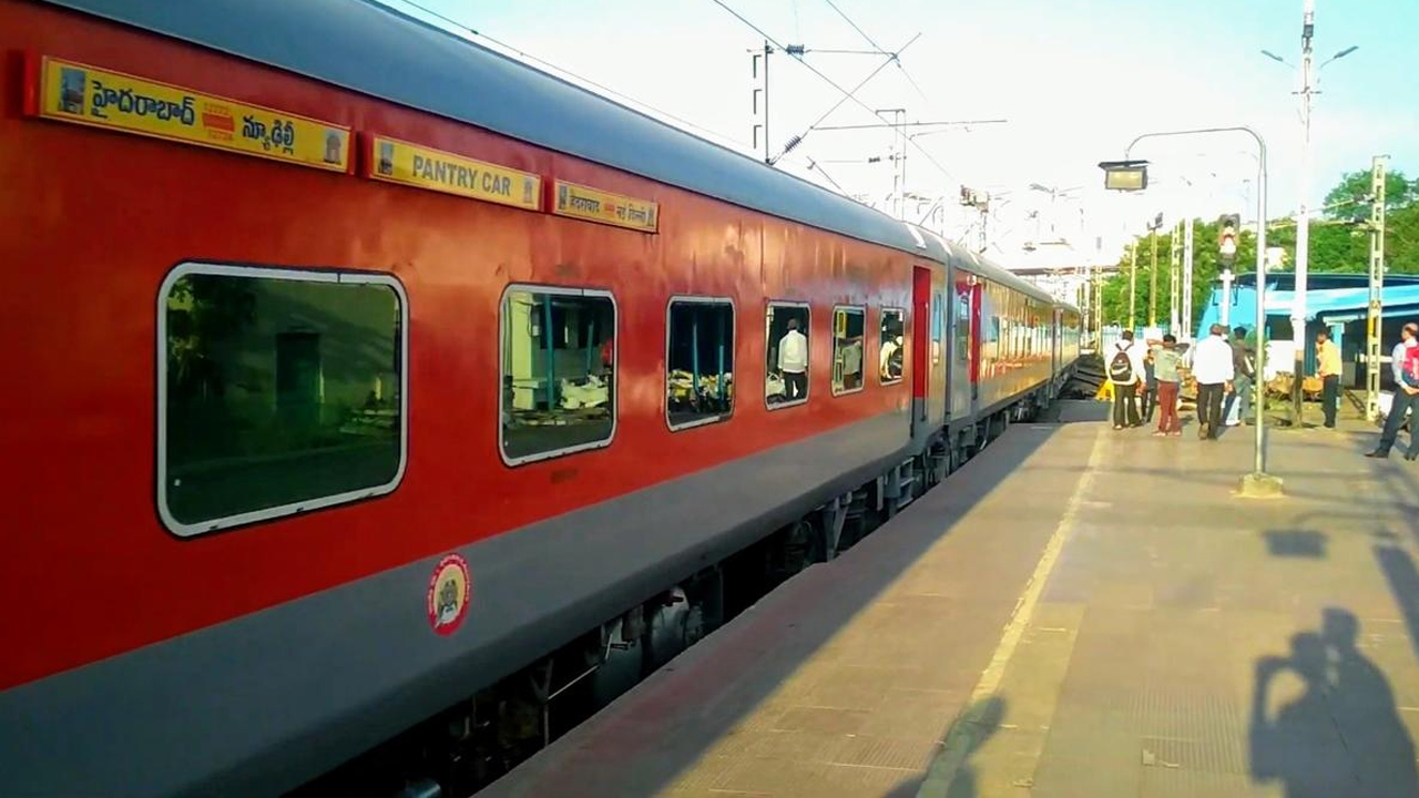 Telangana Express | తెలంగాణ సూపర్‌ఫాస్ట్‌ ఎక్స్‌ప్రెస్‌కు 50 ఏళ్లు.. స్టీమ్‌ ఇంజిన్‌ నుంచి ఎల్హెచ్‌బీ కోచ్‌ల వరకు.. ఇదీ ప్రస్థానం