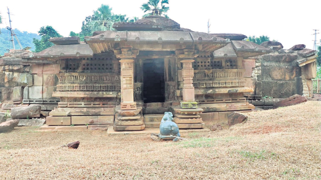 అడుగడుగున కళ ఉంది