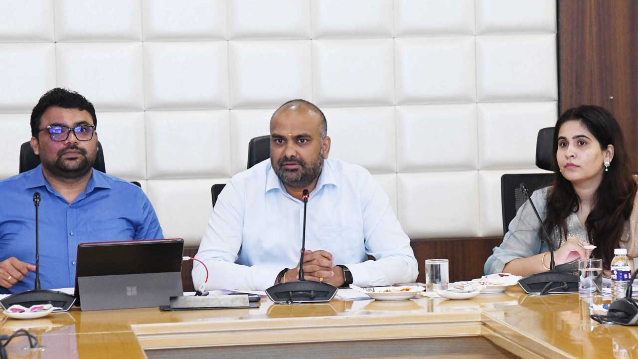 బీఎల్‌వోలు ఇండ్లకెళ్లాల్సిందే
