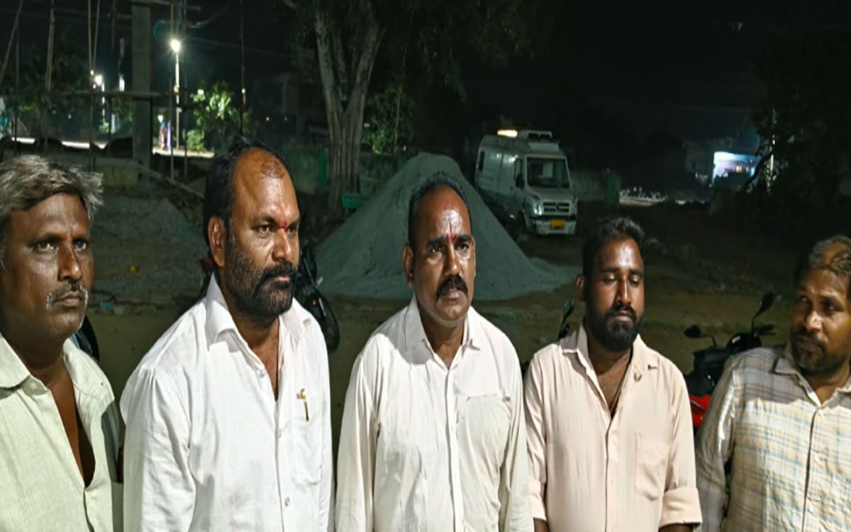 ‘తమపై దాడి చేసిన కాంగ్రెస్ గుండాలపై చర్యలు తీసుకోవాలి’