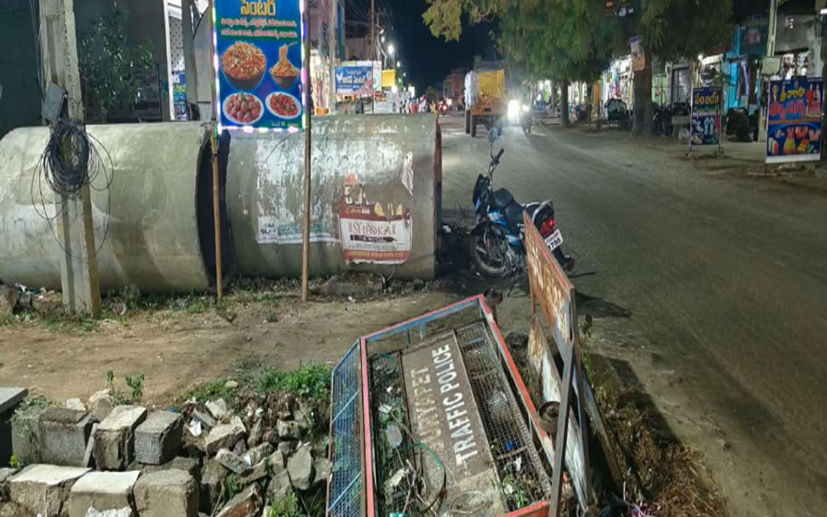 తుంగ‌తుర్తిలో ప్రమాదకరంగా డ్రైనేజ్ పైపులు