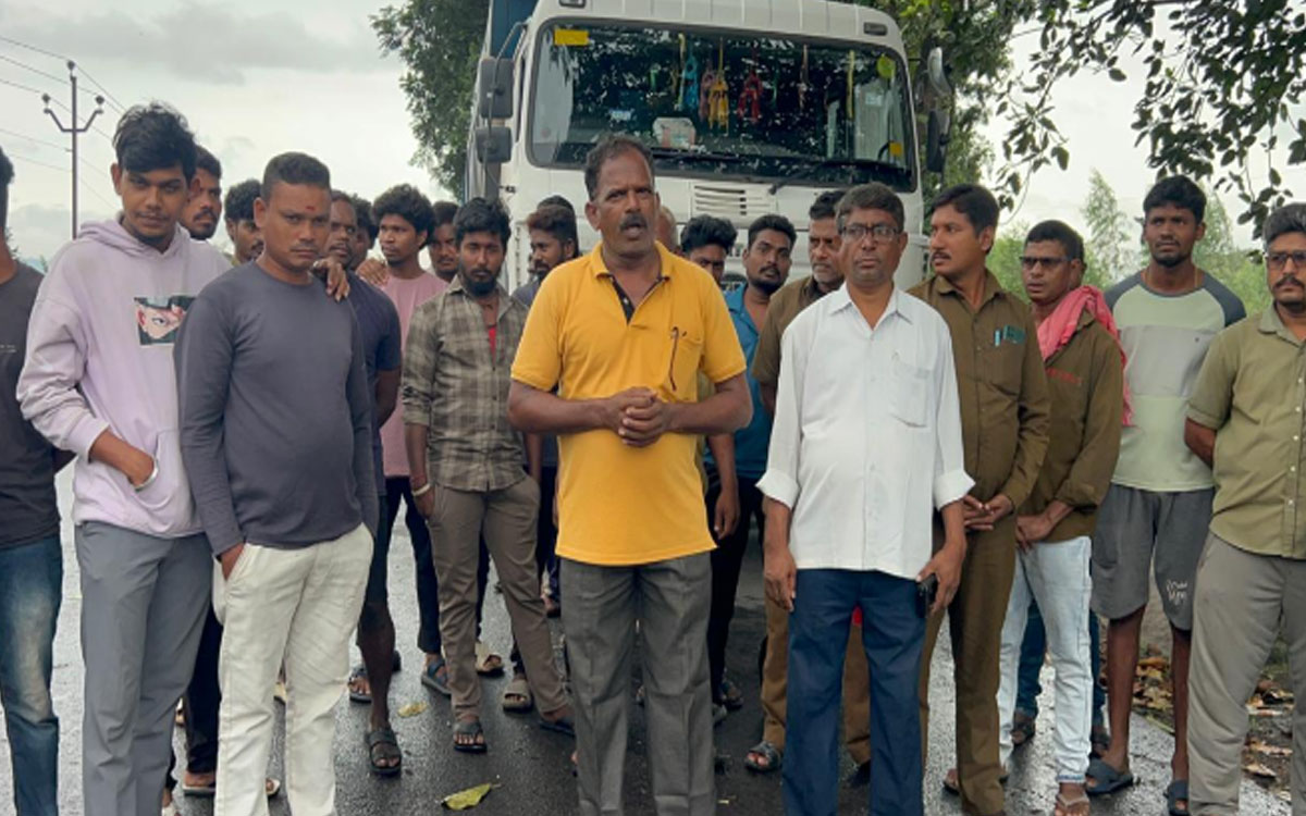 రోడ్డు మరమ్మతులు చేపట్టాలని టిప్పర్‌ డ్రైవర్ల నిరసన