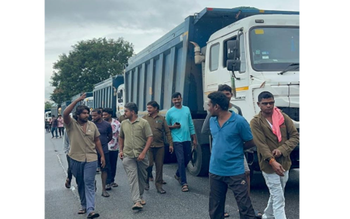రోడ్డు మరమ్మతులు చేపట్టాలని టిప్పర్‌ డ్రైవర్ల నిరసన