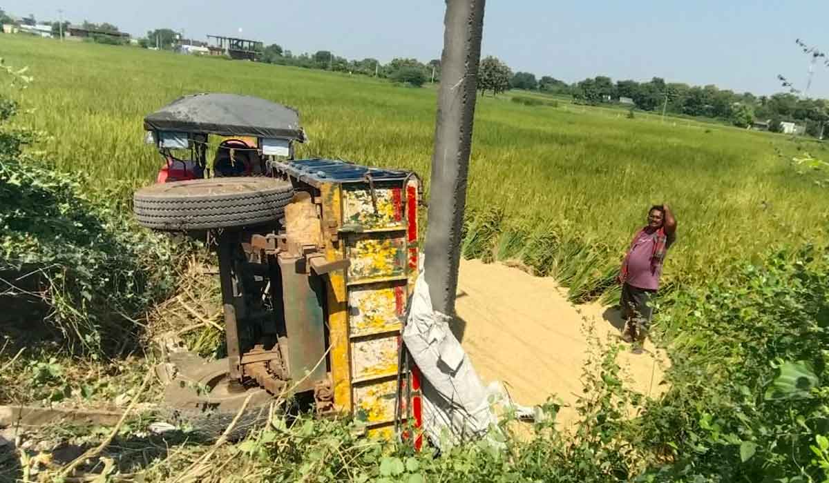 Kamanpur | కమాన్‌పూర్ లో రైస్ మిల్లు వద్ద ధాన్యం ట్రాక్టర్ బోల్తా..?