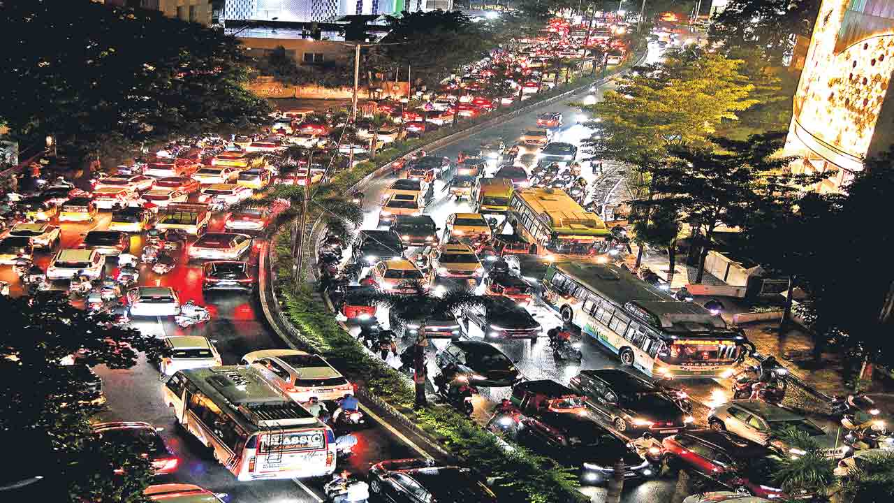 భారీ వర్షం అస్తవ్యస్తం