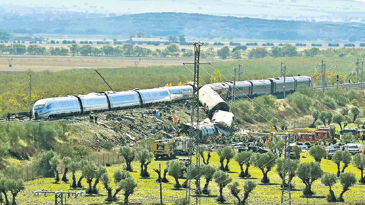 స్పెయిన్‌లో రెండు హైస్పీడ్‌ రైళ్ల ఢీ