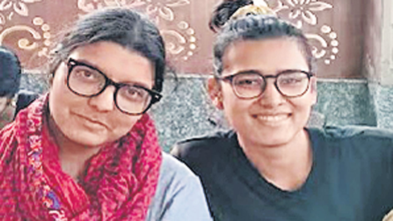 ఇద్దరు నేహాలతో పోలీసుల తికమక!