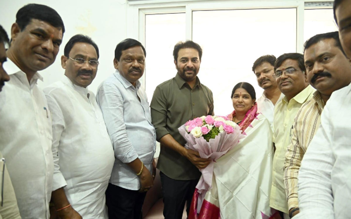 కేటీఆర్‌తో హ్యాండ్లూమ్ సొసైటీ న్యూఢిల్లీ బోర్డు మెంబర్ వజ్రమ్మ మర్యాదపూర్వక భేటీ