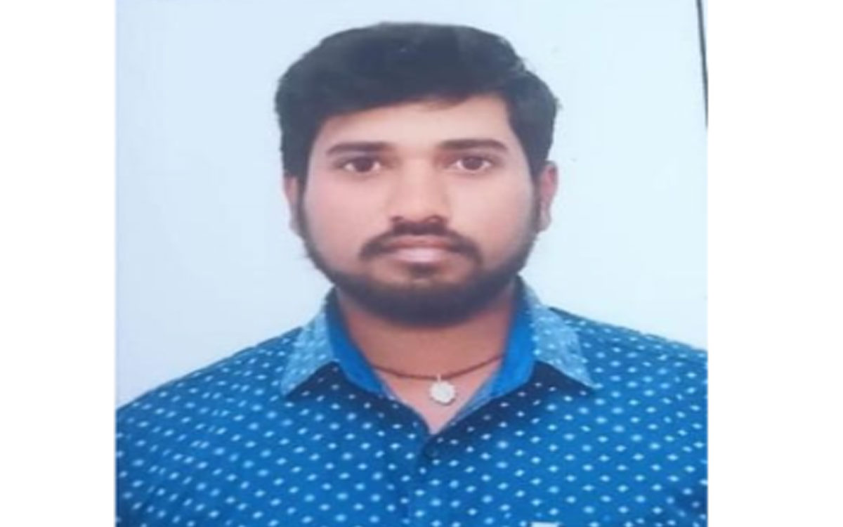 బైక్‌ అదుపుతప్పి యువకుడు మృతి