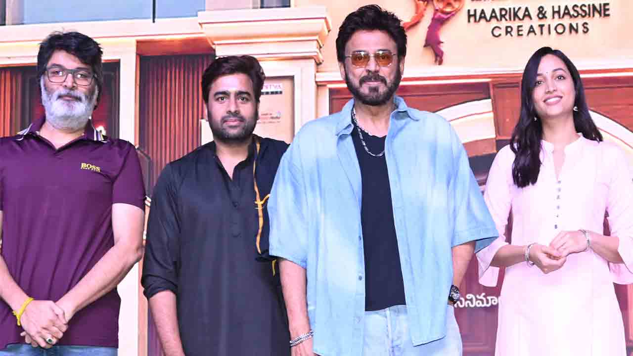 ‘ఆదర్శకుటుంబం’ ఓ వినూత్న కుటుంబ కథ