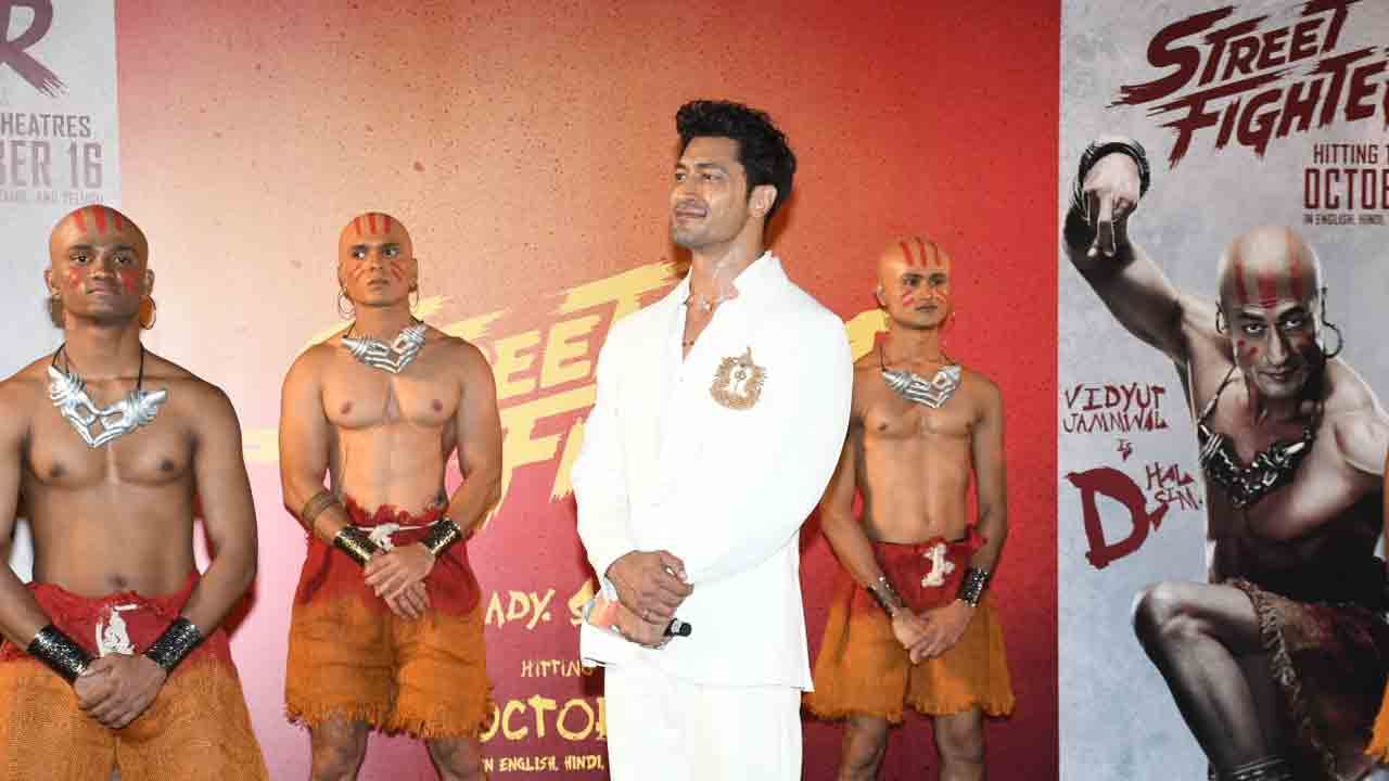 Vidyut Jammwal | ముంబైలో మైండ్ బ్లోయింగ్ విన్యాసం.. ఏకంగా 15 నిమిషాల పాటు శ్వాస ఆపి అవాక్కయ్యేలా చేసిన బాలీవుడ్ న‌టుడు