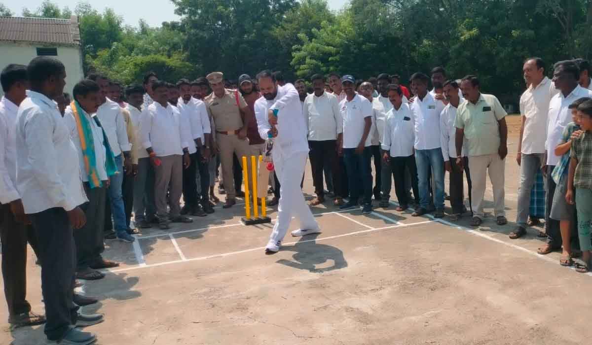 Julapalli | క్రీడా స్పూర్తిని చాటాలి.. పెద్దపల్లి ఎమ్మెల్యే చింతకుంట విజరమణారావు