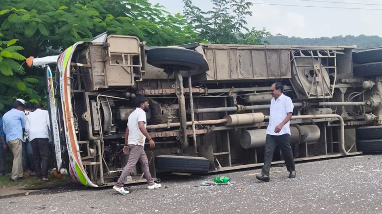 Breaking News | అనంతగిరి లోయలో పడిపోయిన బస్సు.. నలుగురు మృతి