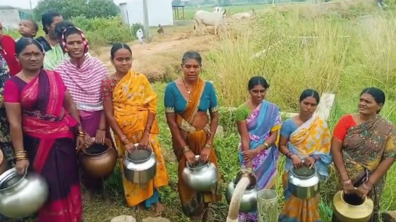 తెలంగాణలో మొదలైన నీటి కష్టాలు.. మంత్రి ఇలాఖాలో ఖాళీ బిందెల‌తో మ‌హిళ‌ల నిర‌స‌న : వీడియో