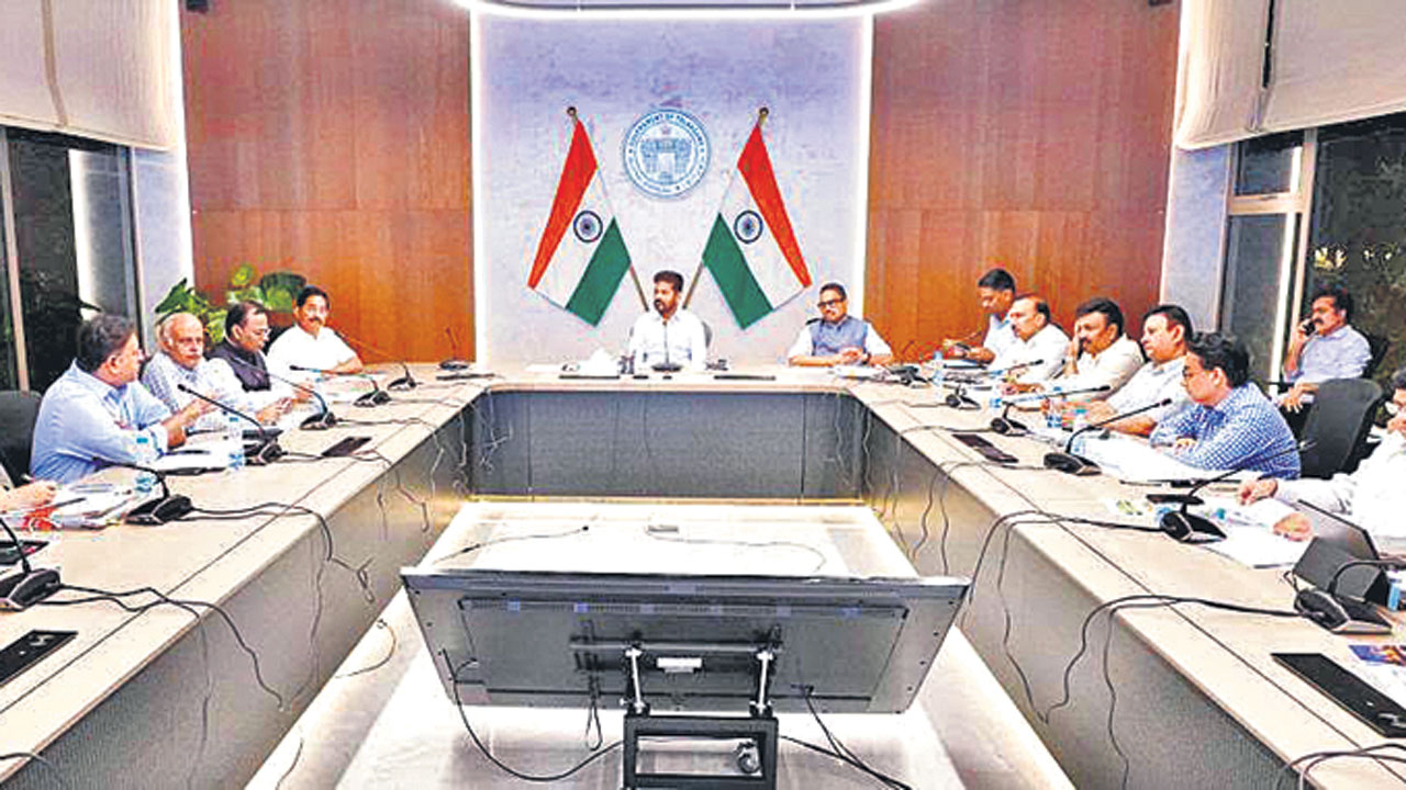 కరెంట్‌ పాపం అధికార్లపై నెపం