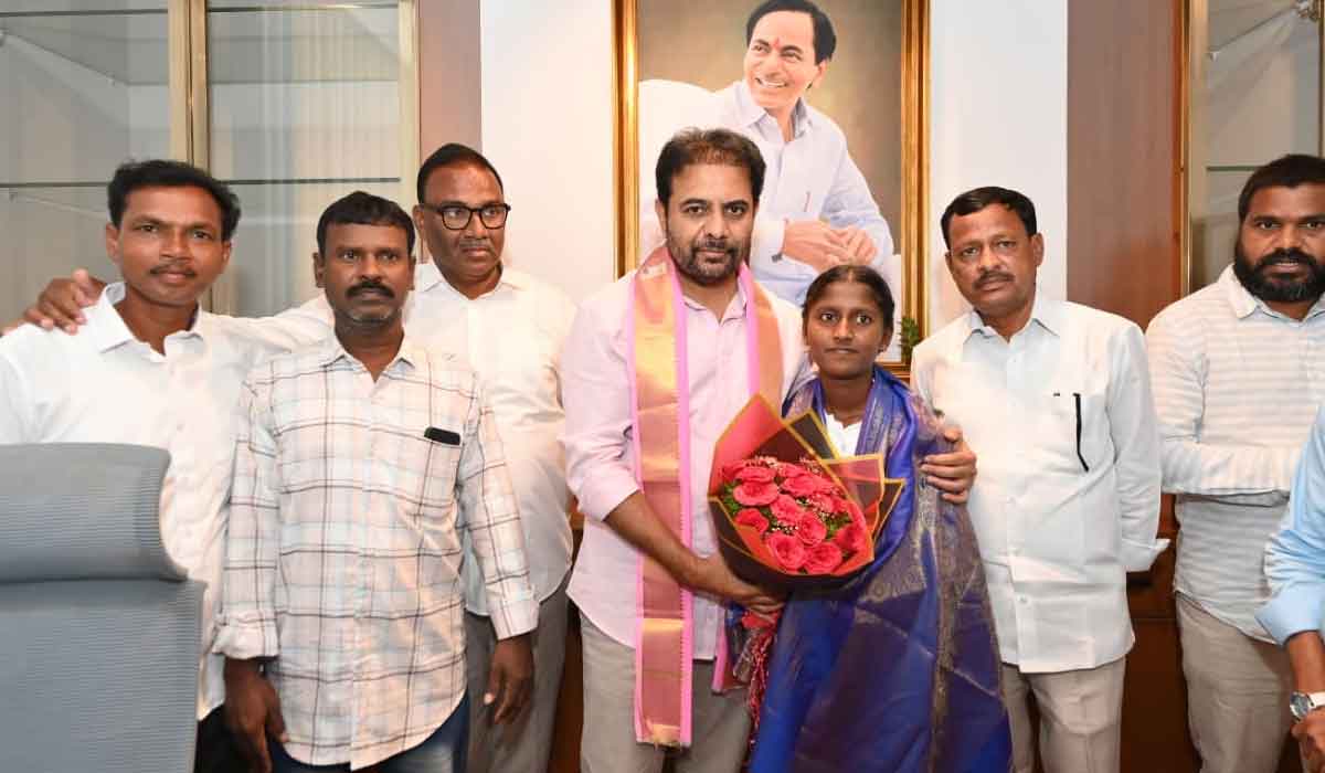 KTR | తెలంగాణ భవన్‌లో విద్యార్థినిని అభినందించి, అండగా ఉంటానని భరోసా