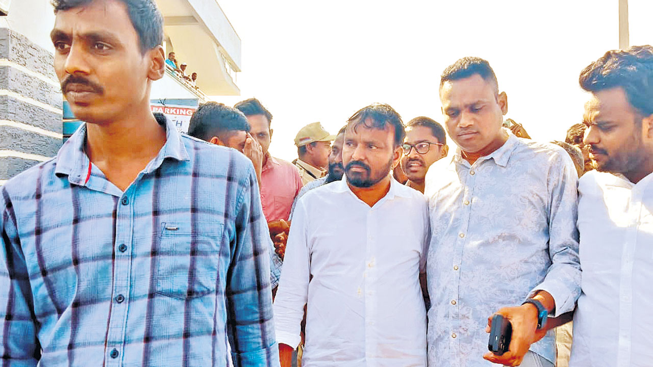 రైస్‌ మిల్లర్లపై సీఐడీ దాడులు