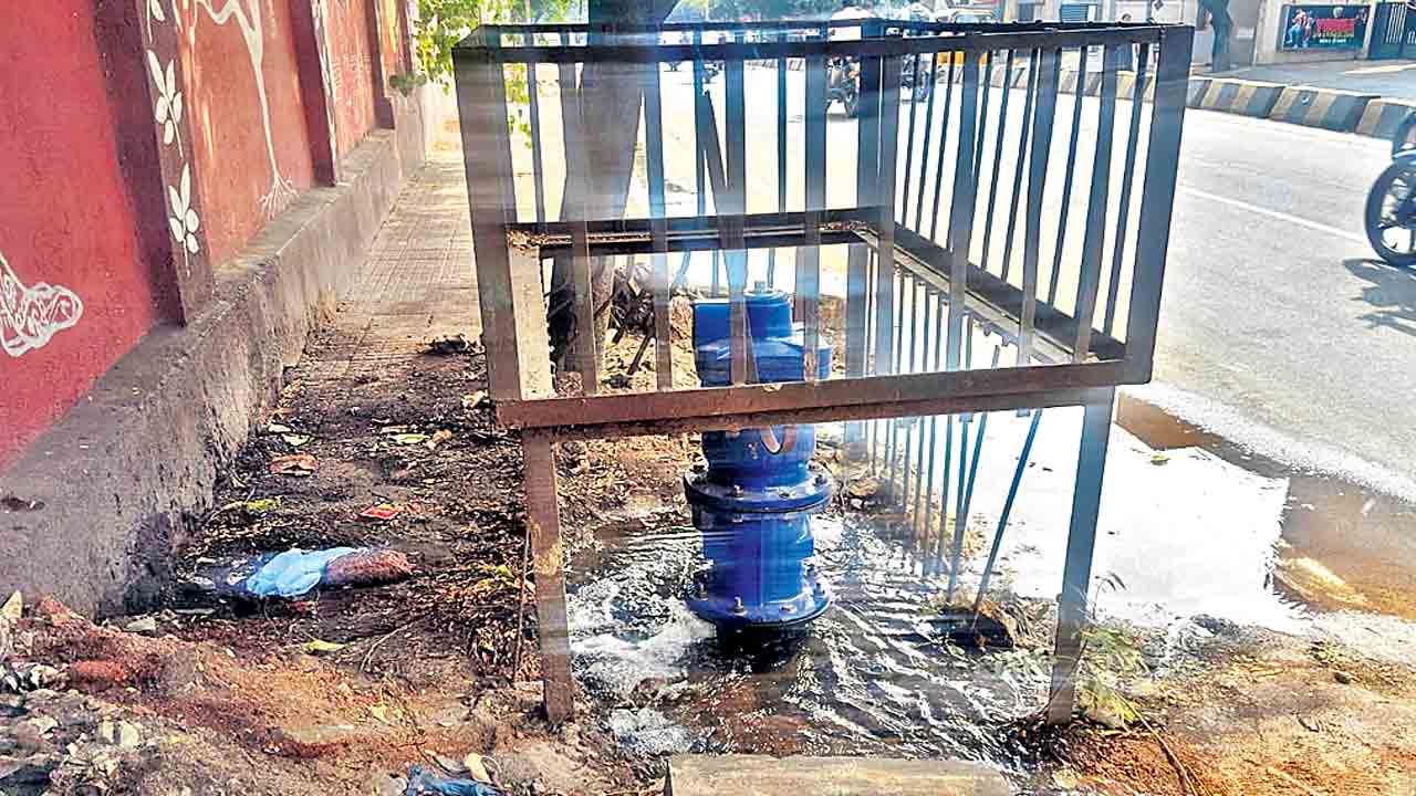 లీకేజీతో నీరు వృథా!