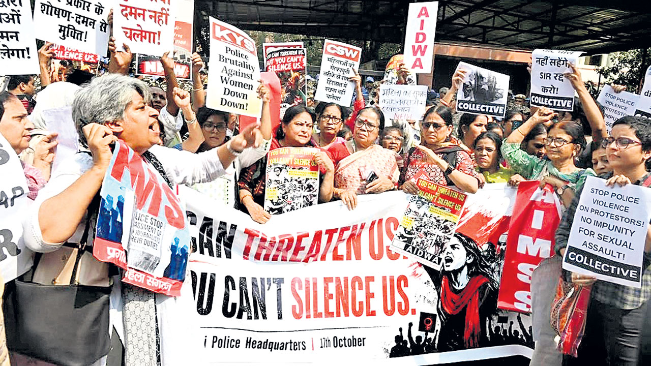 పోలీసుల దాష్టీకాలపై కదం తొక్కిన మహిళలు
