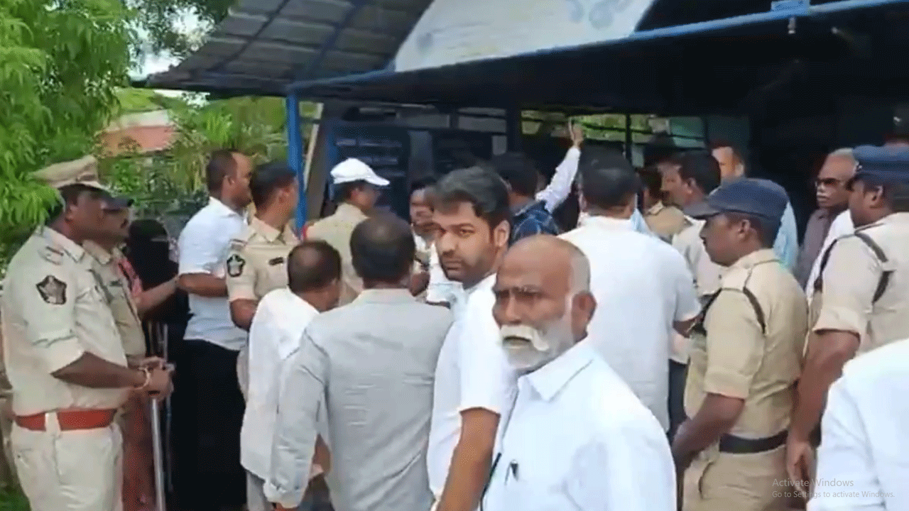 ఏపీలో కొన‌సాగుతున్న ఉద్రిక్త‌త‌లు.. వైసీపీ అభ్యర్థుల నామినేషన్లను అడ్డుకుంటున్న టీడీపీ శ్రేణులు
