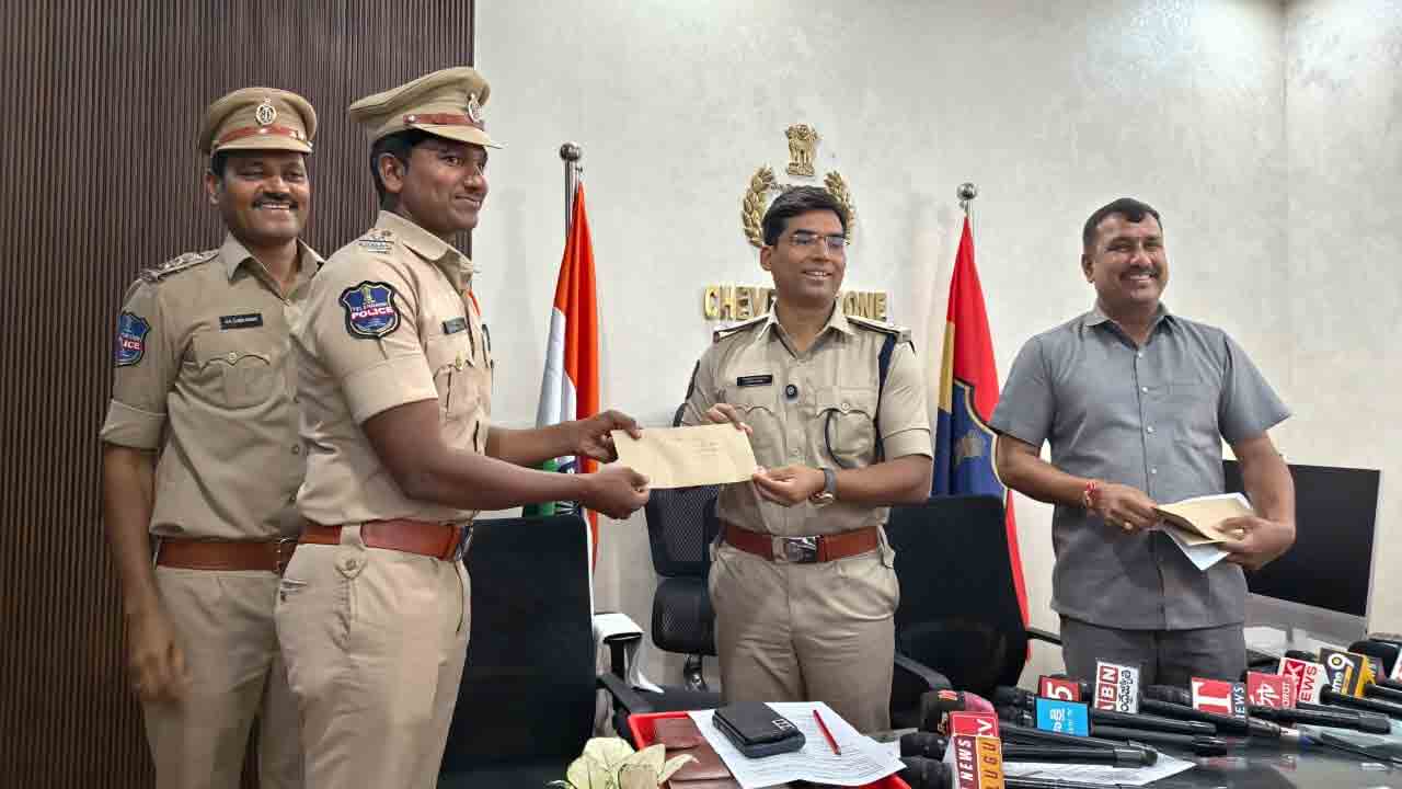Moinabad | డ్రగ్స్ తరలిస్తున్న ఇద్దరు  అరెస్ట్‌.. 2 లక్షల విలువైన ఎండీఎంఏ స్వాధీనం..!
