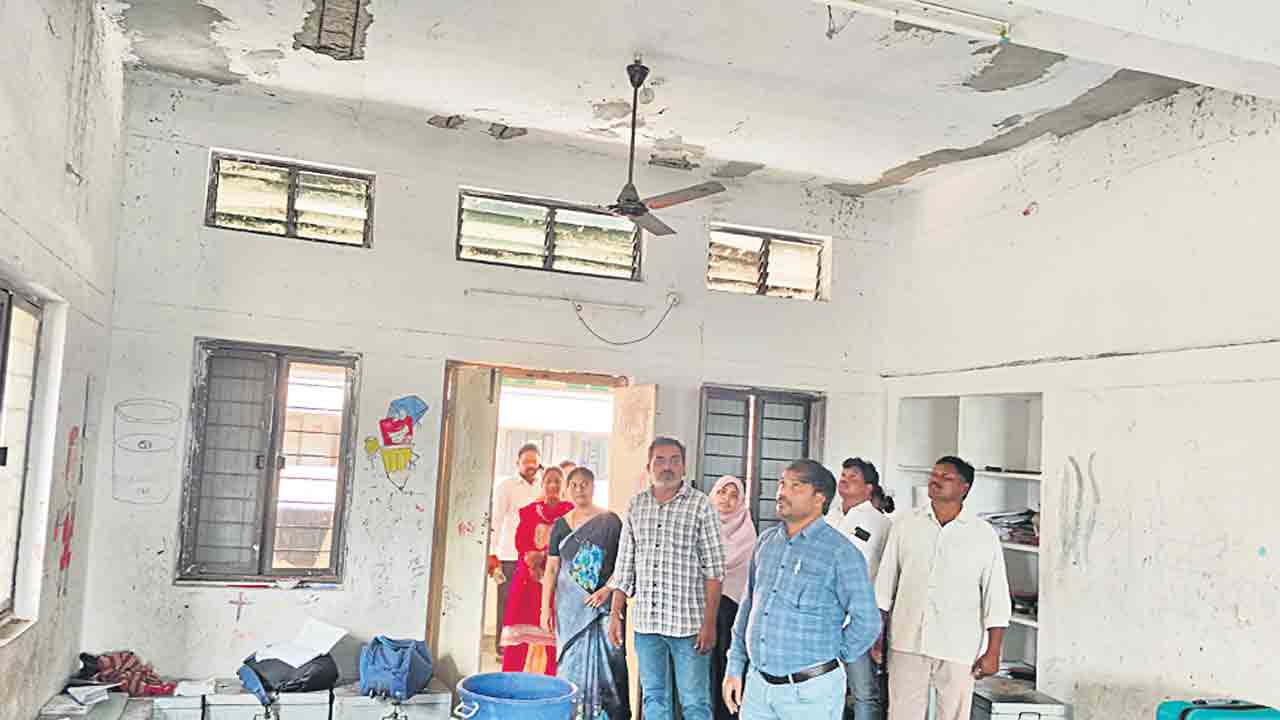పెచ్చులు ఊడిపడి ఇద్దరు విద్యార్థినులకు గాయాలు