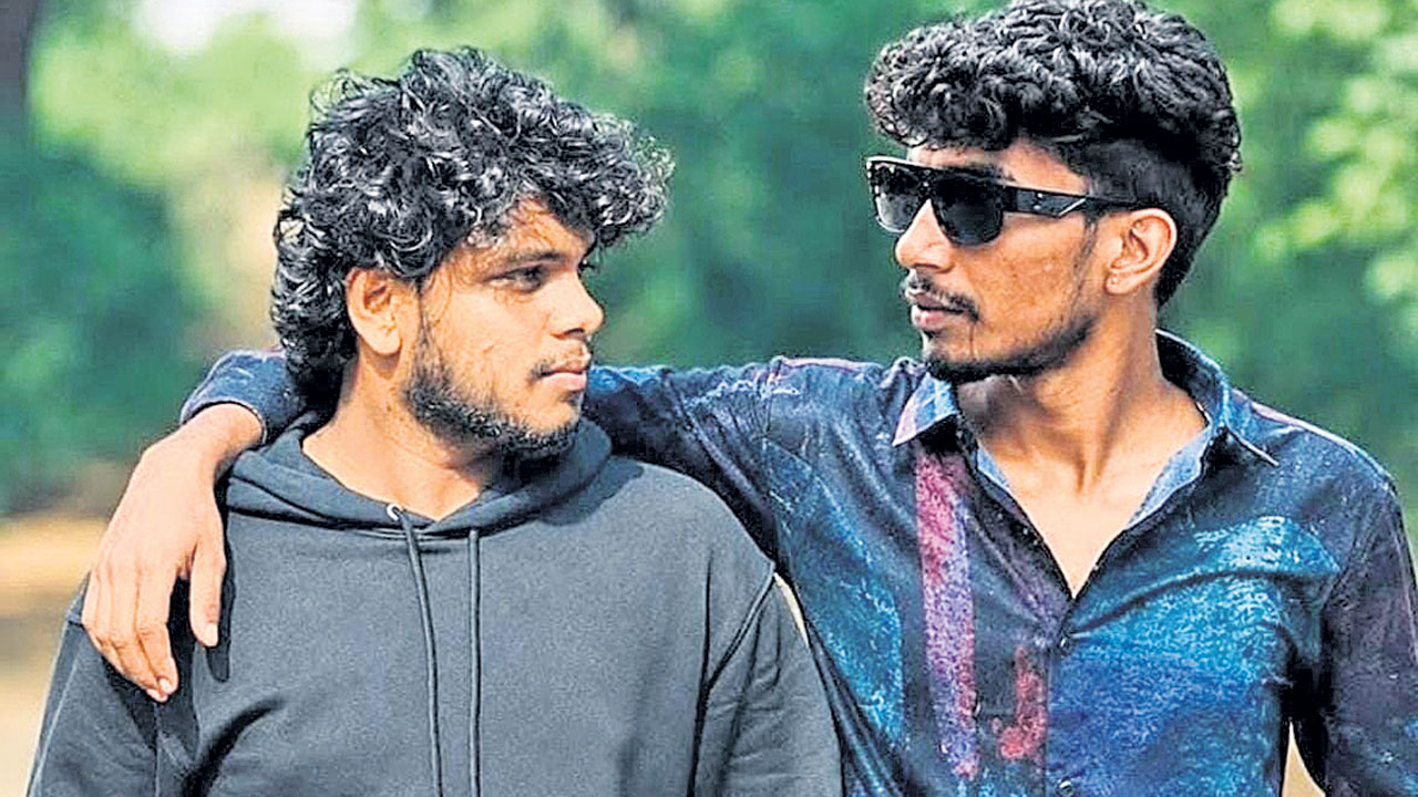 విద్యుదాఘాతంతో ఇద్దరు విద్యార్థుల మృతి