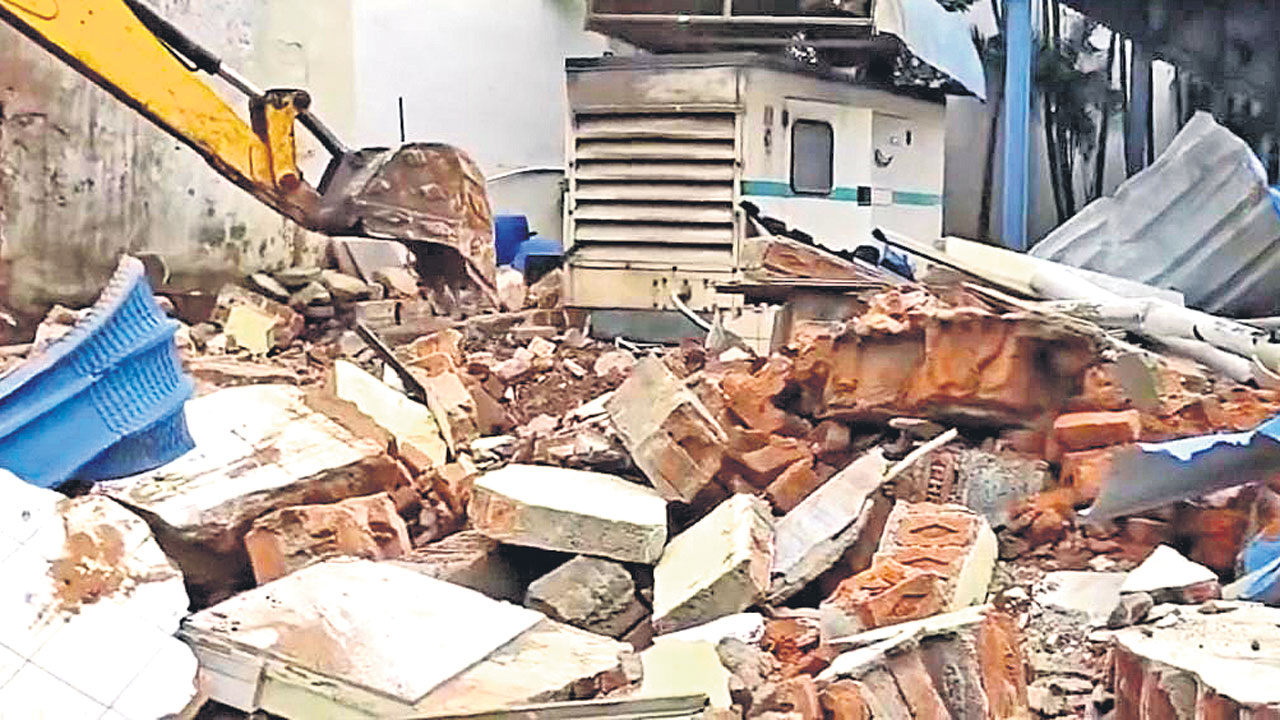 చెరువు వద్ద నిర్మాణాల కూల్చివేత