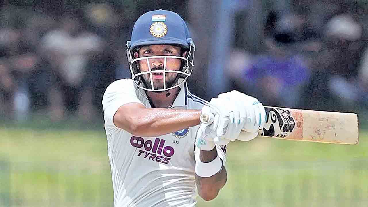 భారత్‌ను ఆదుకున్న జురెల్‌, పడిక్కల్‌
