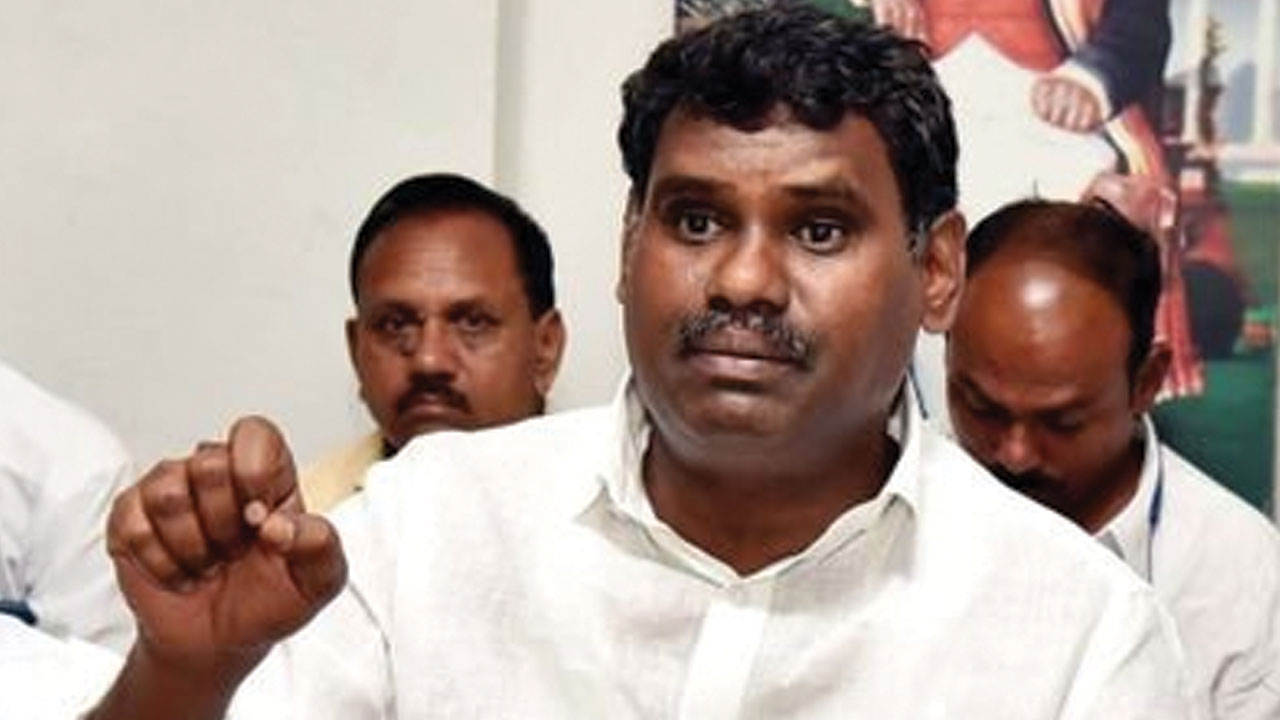 మియాపూర్‌ భూములు అమరవీరుల కుటుంబాలకివ్వాలి