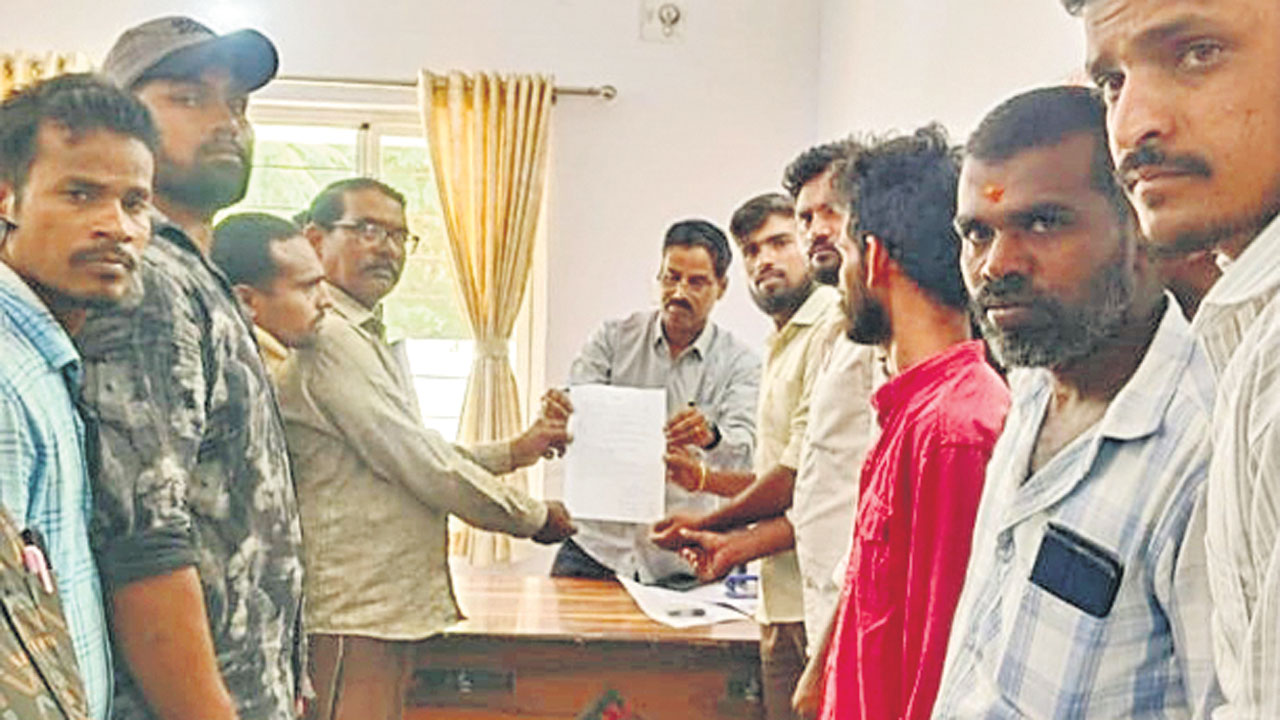 సీఎం ఇలాకాలో మిషన్‌ భగీరథ కార్మికుల ధర్నా