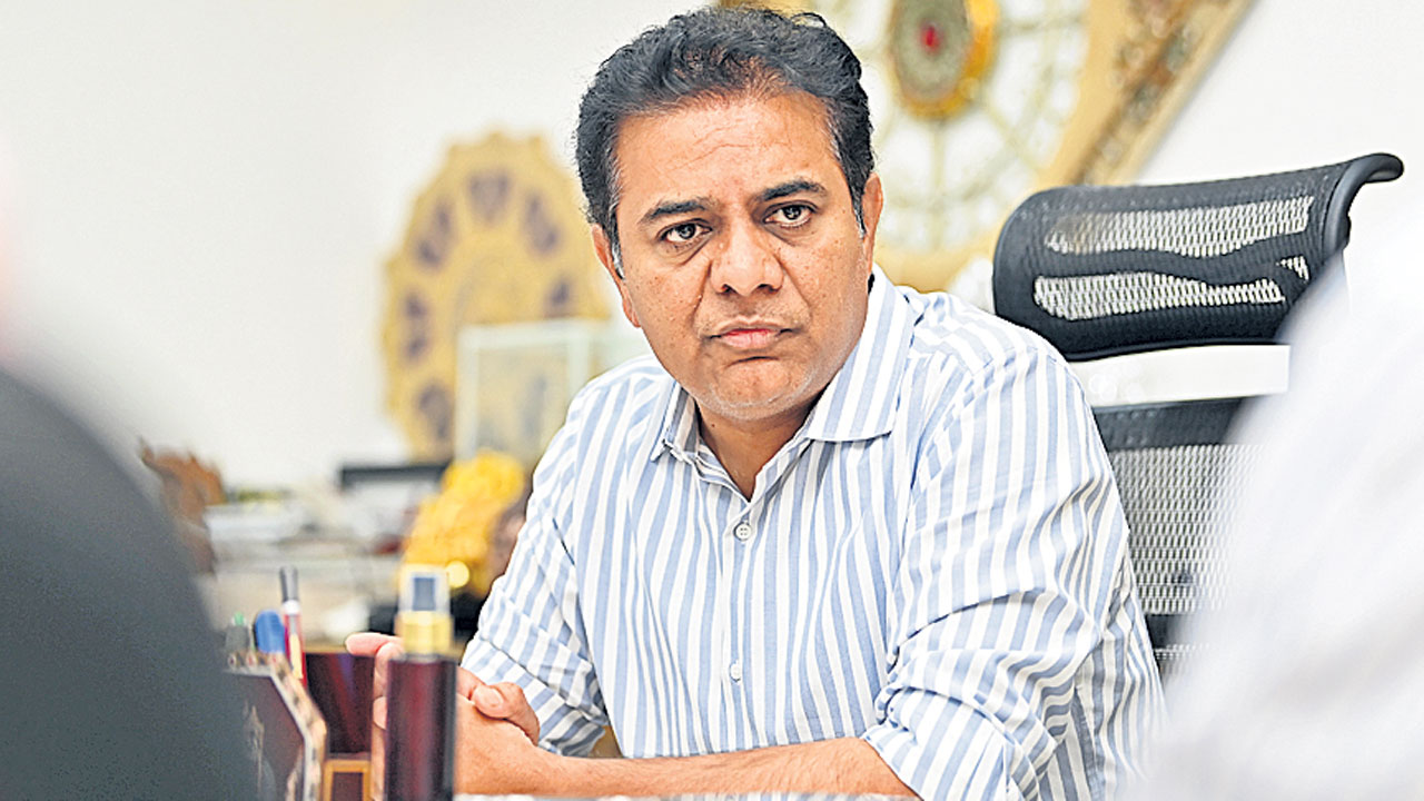దొంగతో కలిసి నిరసనలా?